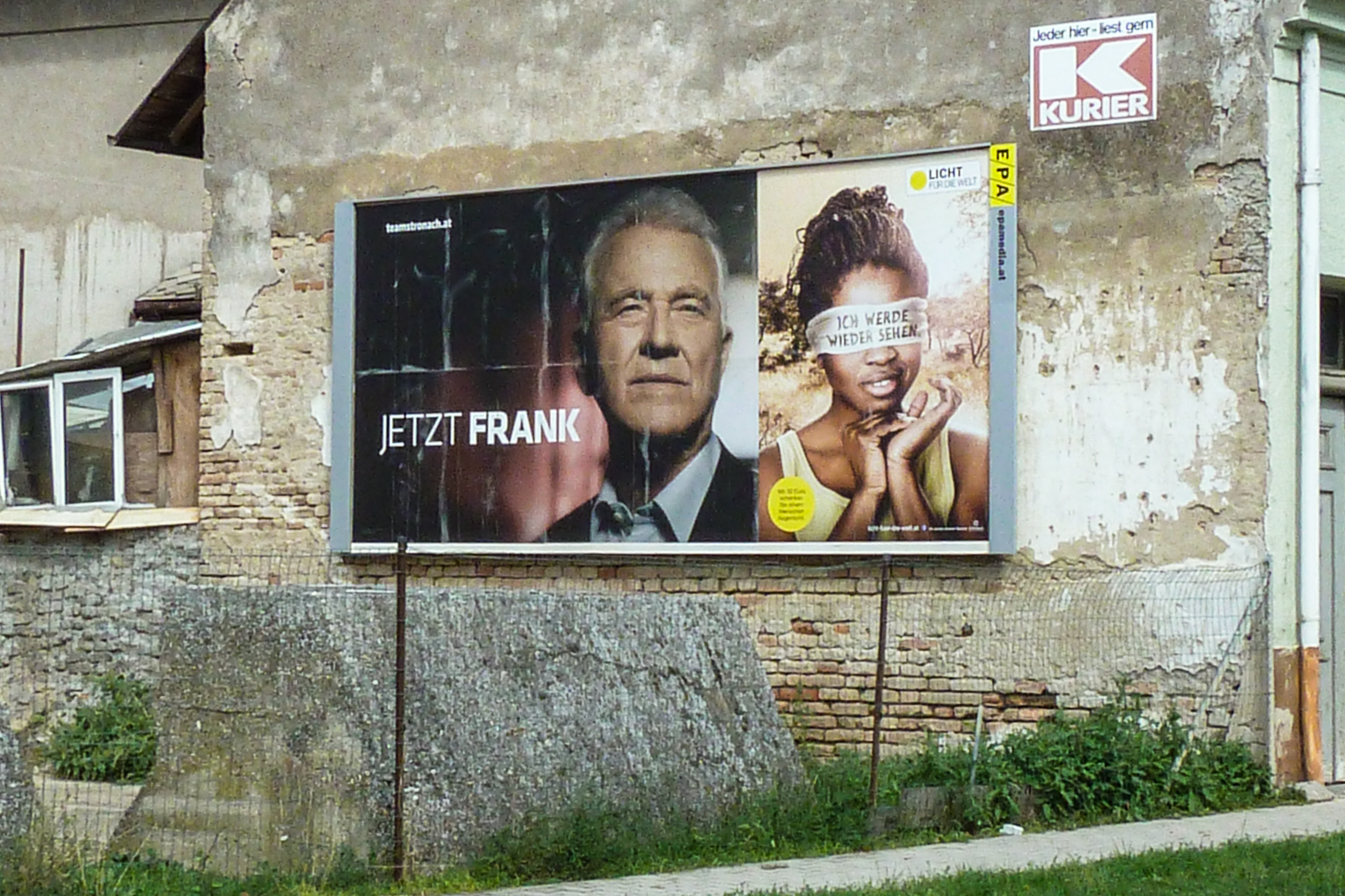 Wahlplakat (Team Stronach) an einer bröckelnden Hauswand